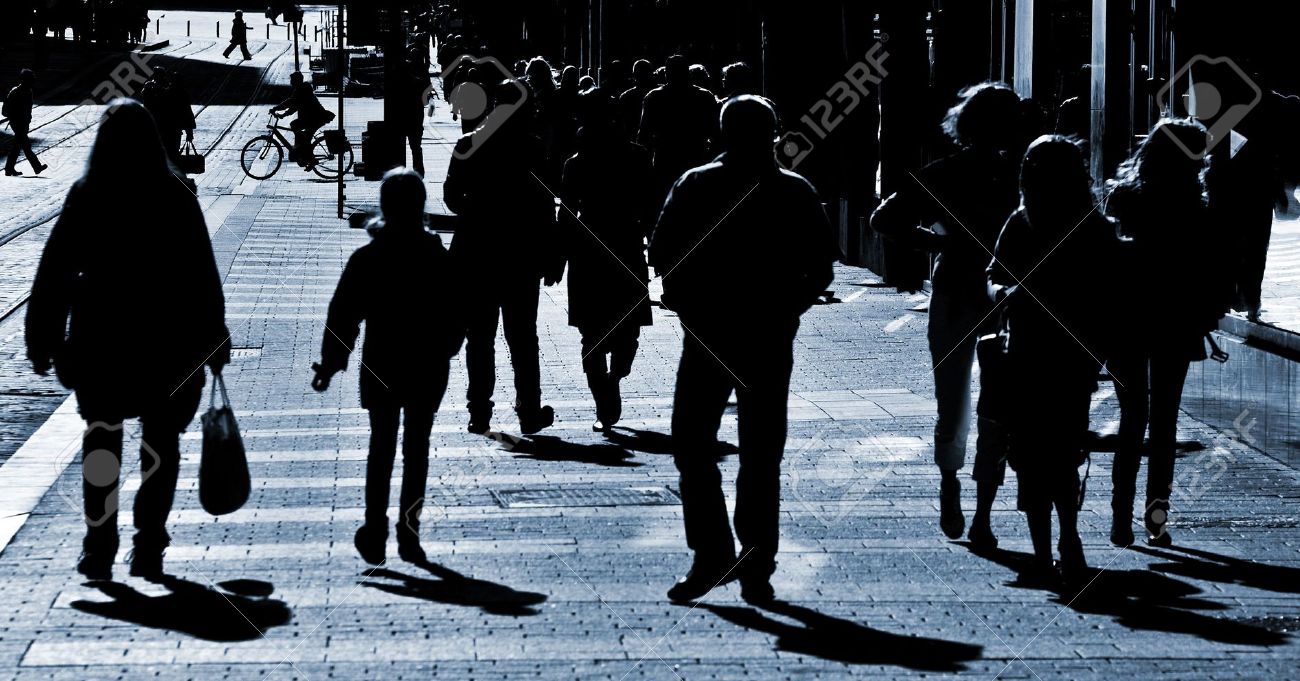 дубровник женская одежда. To walk down the street,. мощеная улица с людьми. стильная девушка в толпе. улица в париже.